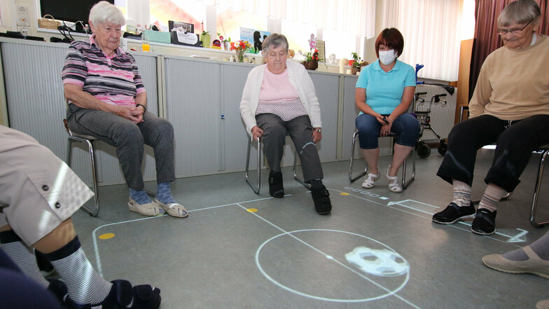 Regelmäßig treffen sich die Bewohner des Seniorenheims „Berta Börner“ in Roßwein zum Spielen. Das digitale Spiel animiert zu Bewegung und bereitet den Senioren noch dazu viel Spaß.