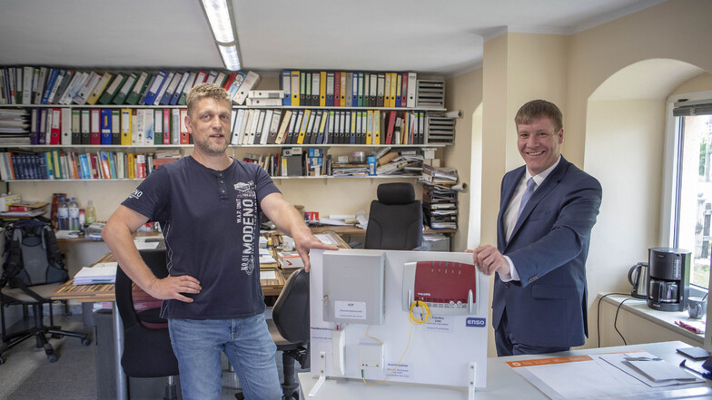 Im Großenhainer Ortsteil Kleinthiemig freuen sich Unternehmer Enrico Grimmer (l.) und Oberbürgermeister Sven Mißbach über den neuen Enso-Glasfaseranschluss.
