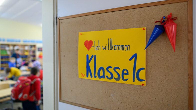 "Herzlich Willkommen Klasse 1c" steht an einer Tür eines Klassenzimmers in Dresden.