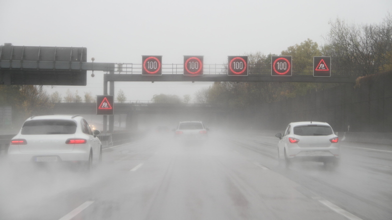 Symbolfoto: Nässe auf der Autobahn kann gefährlich sein. Das zeigt ein Unfall auf der A13 auf der Höhe von Schönfeld.