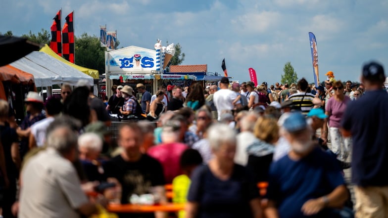 Bei bestem Wetter kamen Tausende Besucher auf den Flugplatz in Bautzen-Litten.