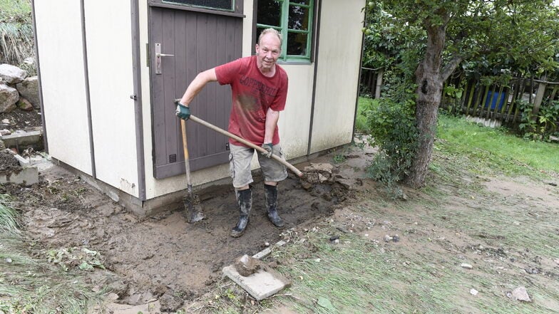 Ronald Zimmermann beim Schlammschippen in der Dippser Gartensparte Niedertor.