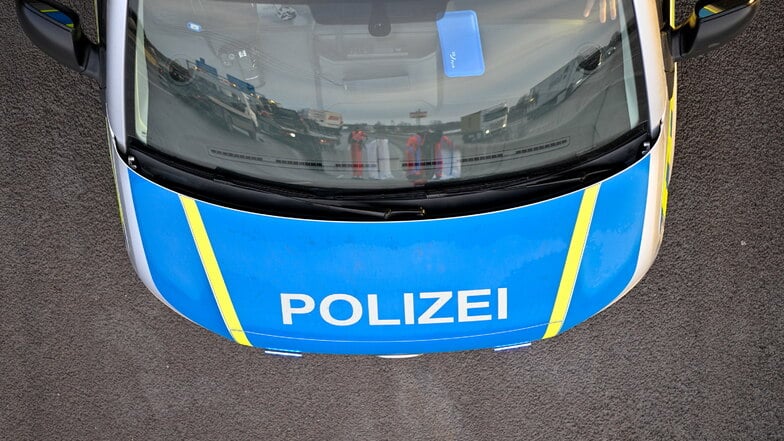 Ein Auto ist auf der A4 bei Erfurt unter einen Lastwagenanhänger geraten. Dabei sind zwei Menschen ums Leben gekommen.