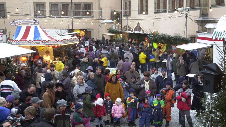 2001 fand der Weihnachtsmarkt im Dippser Schlosshof statt. Ein solches Gedränge ist dieses Jahr sicherlich nicht zulässig.