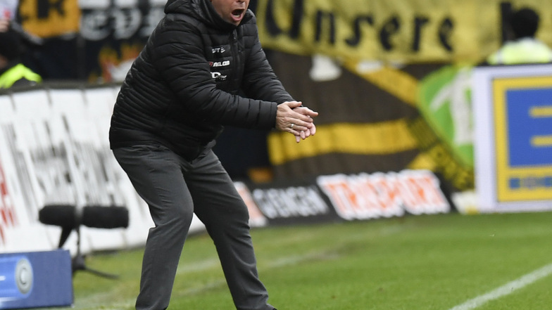 Dynamos Trainer Markus Kauczinski treibt seine Spieler an.