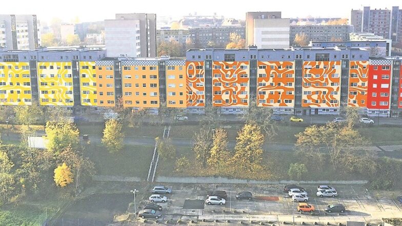 Der Wohnblock an der Bahnhofstraße Riesa erhält ein neues Äußeres. Noch dominieren Pastelltöne (Bilder unten), künftig wird es knallig (oben).Fotos/Visualisierung: L. Weidler (1), S. Schultz (1), WGR (2)