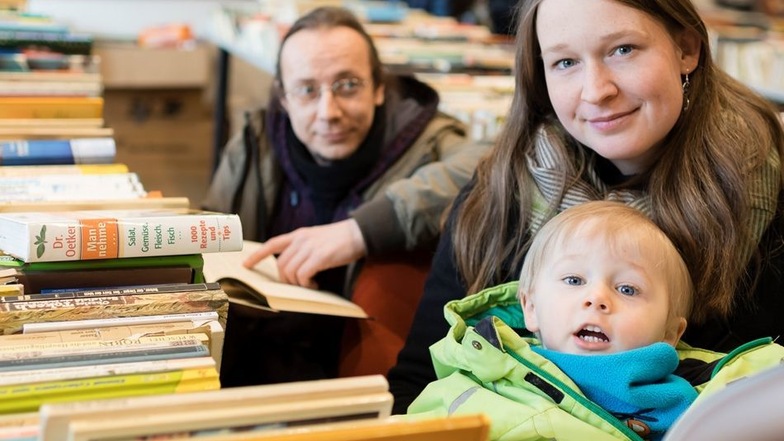 Theresa Kirsten und Danny Roessler aus Dresden stöbern mit Sohn Fridolin im Büchermarkt. Den organisiert der Gewerbeverein immer zum Weihnachtsmarkt.