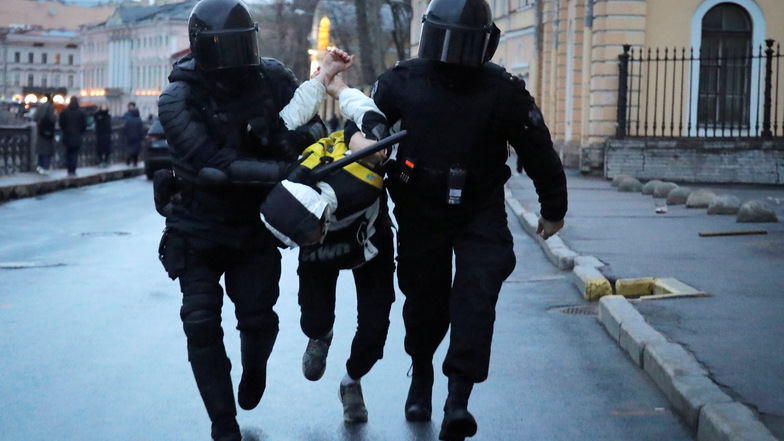 Die Polizei verhaftet einen Mann in St. Petersburg.