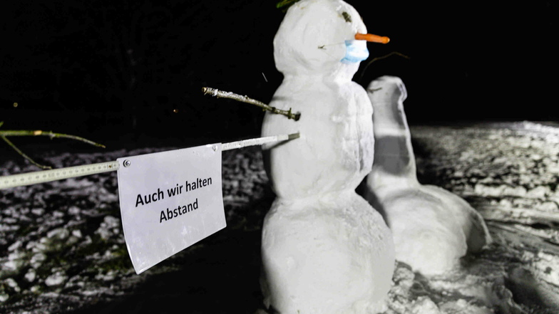 Schneekünstler haben das Winterwetter genutzt und in Radeberg neue Figuren erschaffen.