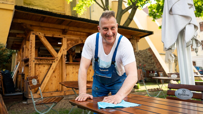 Dirk Heilmann, Inhaber des Görlitzer "Klötzelmönch", macht den Biergarten für die Eröffnung am Freitag bereit.