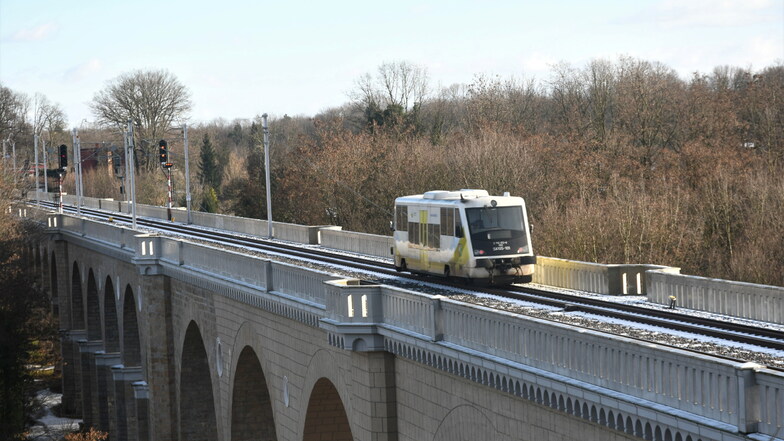 Ein Triebwagen der Niederschlesischen Eisenbahn überquert den Viadukt über die Neiße auf der Fahrt von Görlitz nach Zgorzelec. Künftig werden wieder mehr Strecken befahrbar in Niederschlesien.