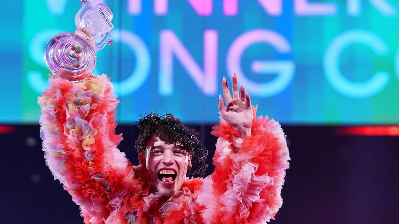 Nemo aus der Schweiz jubelt  über den Sieg beim Finale des Eurovision Song Contest 2024