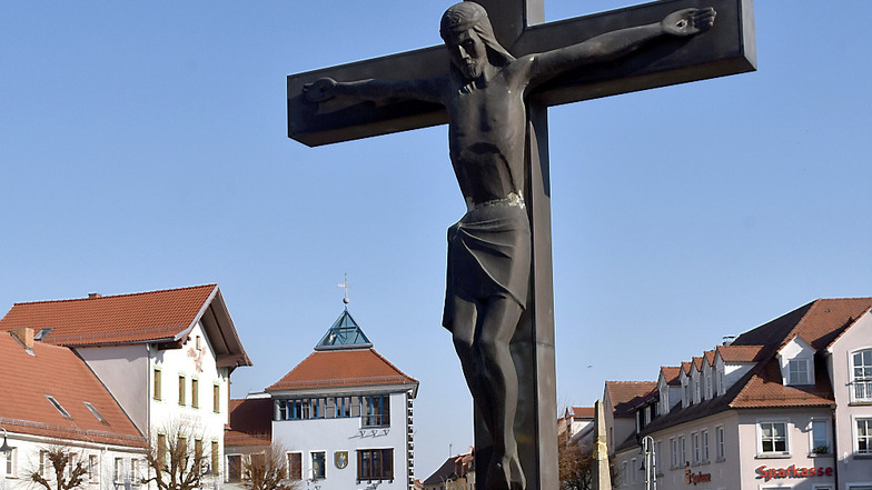 Wittichenau ist zu allen Zeiten dem (katholischen) Glauben verbunden gewesen und geblieben – der Marktplatz mit Kruzifix legt davon genau so Zeugnis ab wie Schneiders Chronik von 1878 ...