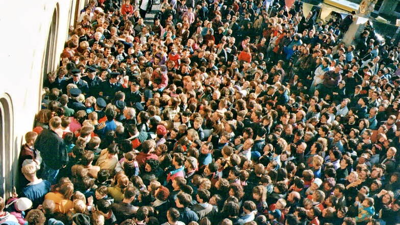 Tausende drängten sich beim Besuch von Terence Hill 1995 auf dem Platz vor dem Rathaus.
