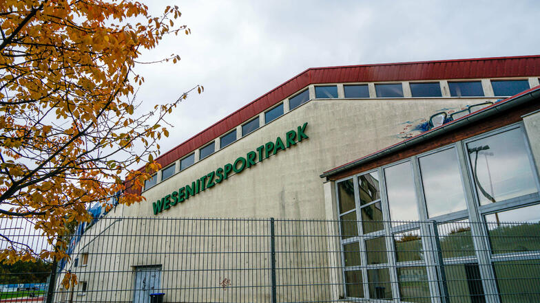Die in die Jahre gekommene Sporthalle im Wesenitzsportpark in Bischofswerda soll in den nächsten Jahren umfassend saniert werden.