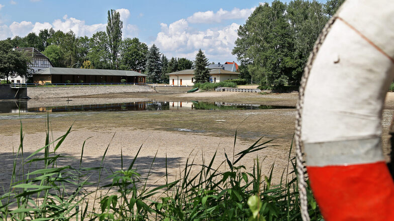Den Schwimmring braucht vorerst niemand: Im Naturbad Goltzscha wurde im Juli wegen Algenbefalls das Wasser abgelassen. Jetzt soll entschlammt werden.