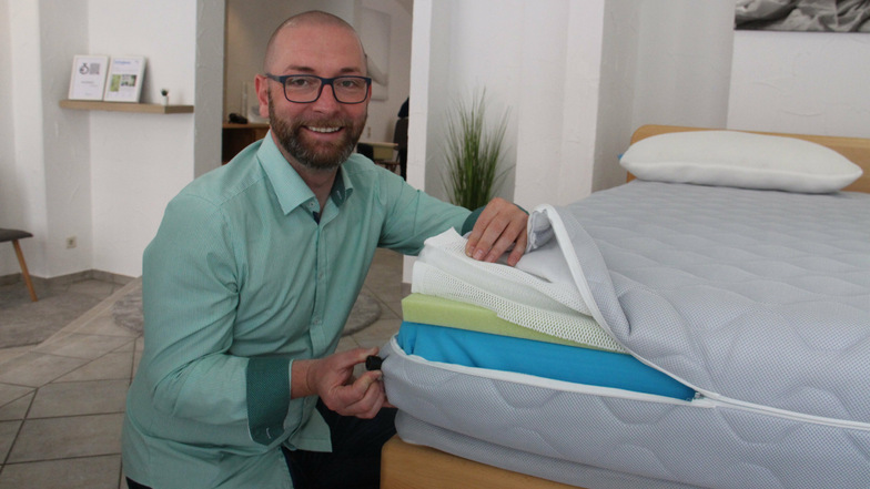 Über ein Ventil kann der Härtegrad der Matratzen verändert werden, die die Firma Soulmat jetzt auch in Bautzen anbietet. Verkaufsleiter Christian Baron berät an der Goschwitzstraße Kunden.