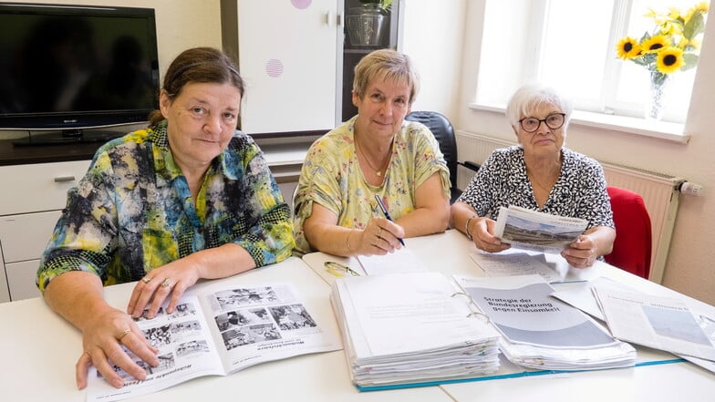 Sie haben gekämpft, aber müssen nun die Beratungsstelle des Frauenbundes in Görlitz schließen (v. li.): Elke Walli und Elke Stasiak vom Demokratischen Frauenbund und Rose-Maria Zock vom Kreisseniorenrat.