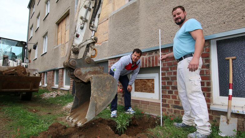 Bauarbeiter legen am „Ungarnblock“ in Hartha los