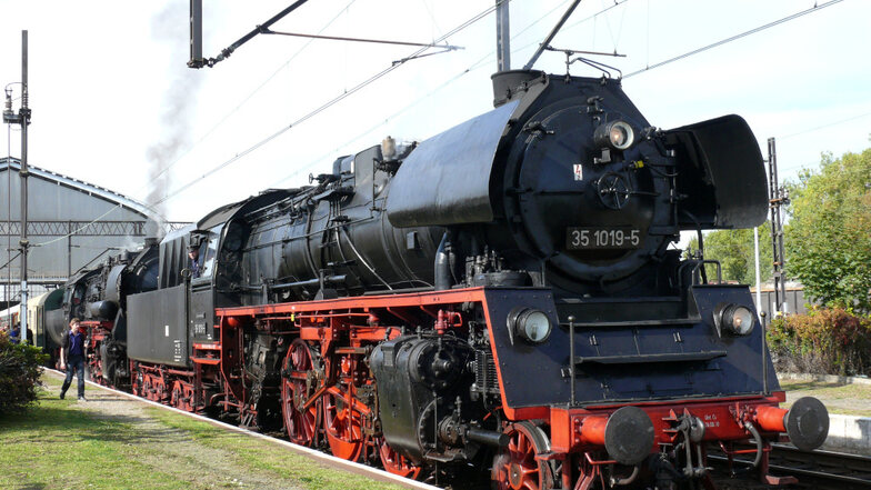 Hoyerswerdas Personenzug-Lok 35 1019-5 (im Oktober 2012) wechselt zur Wedler & Franz Logistik Potsdam...