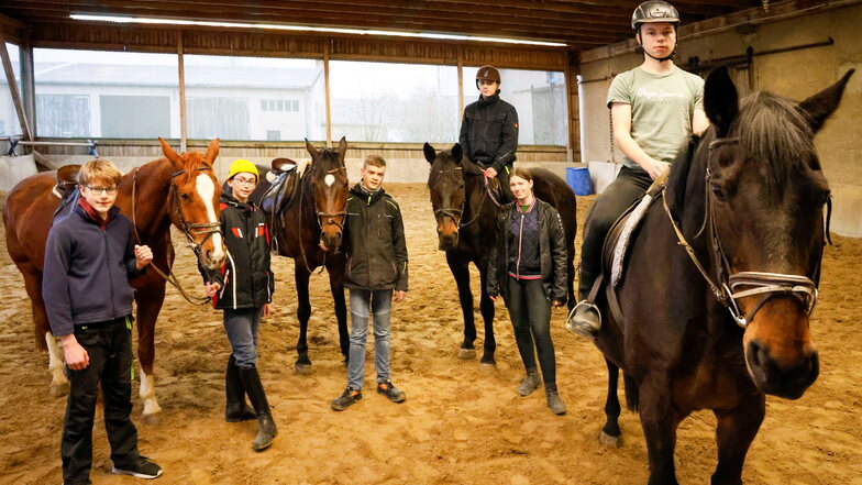 Osterreiter-Schule in Miltitz: Franciska Bobka (2.v.r.) übt mit fünf Schülern alle Handgriffe rund um das Pferd beim Osterreiten, vorn sitzt Lenny im Sattel.