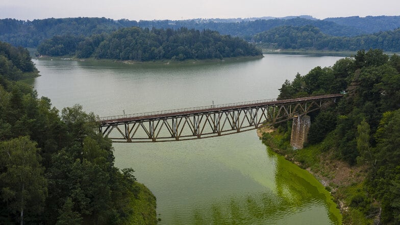 Die historische Eisenbahnbrücke über der Bobertalsperre soll bei einem Brandanschlag beschädigt worden sein.