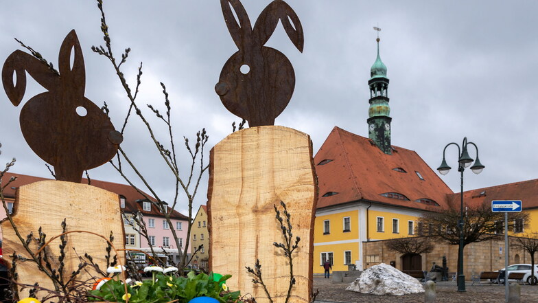 Hasen-Parade: Der Neustädter Marktplatz wurde passend zur Osterzeit geschmückt.