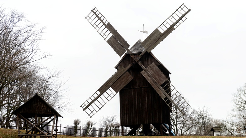 So sieht die Bockwindmühle Luga mit ihren Flügeln aus. Sie sind derzeit zur Reparatur, sollen aber noch im Januar wieder angebaut werden.