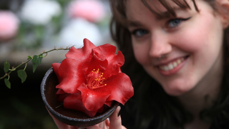 Biologie-Studentin Johanna Hedrich ist von der Farbenpracht der Gewinnerblüte begeistert.