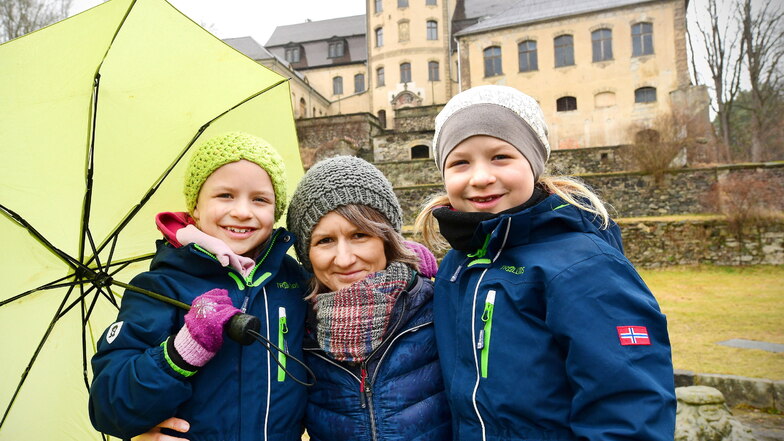 Katja Franke mit ihren Töchtern Emma (l.) und Lotte vor dem Hainewalder Schloss.