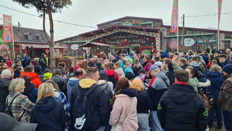 Schon vor der offiziellen Eröffnung warteten mehr als 200 Besucher vor Karls Erlebnis-Dorf