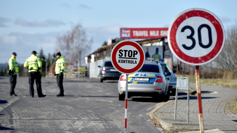 Die Grenze zu Tschechien ist dicht, Pendler dürfen durch.