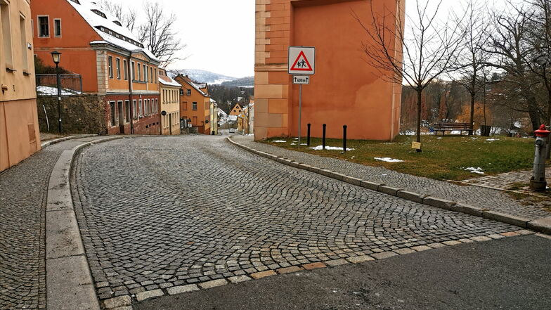 Die Stadt möchte den Deckenbelag der Pulsnitzer Straße zwischen Fabrikstraße und Rosa-Luxemburg-Straße erneuern.