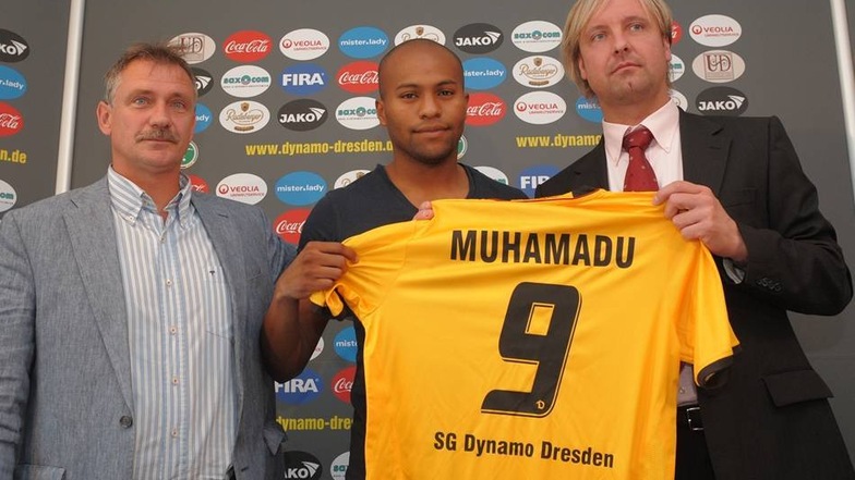 Ibad Muhamadu, 2009: Der Niederländer kam vor der Saison 2009/10 zu Dynamo – als Wunschkandidat Nummer eins von Ruud Kaiser (li.). Der damalige Trainer hatte hohe Erwartungen an seinen Landsmann geweckt. Doch diesen konnte der Angreifer in seinen vier Kurzeinsätzen für Dynamo nicht ansatzweise gerecht werden. Sein Zwei-Jahres-Vertrag wurde noch am letzten Tag der Transferfrist aufgelöst.Kaiser sagte später: „Ich konnte auch nicht ahnen, dass Muhamadu nach zwei Wochen Heimweh bekommt.“  Er kehrte nach Hause zurück, spielte aber nur eine halbe Saison für Dordrecht und ging im Sommer danach in die USA. Inzwischen hat er seine Karriere beendet.
