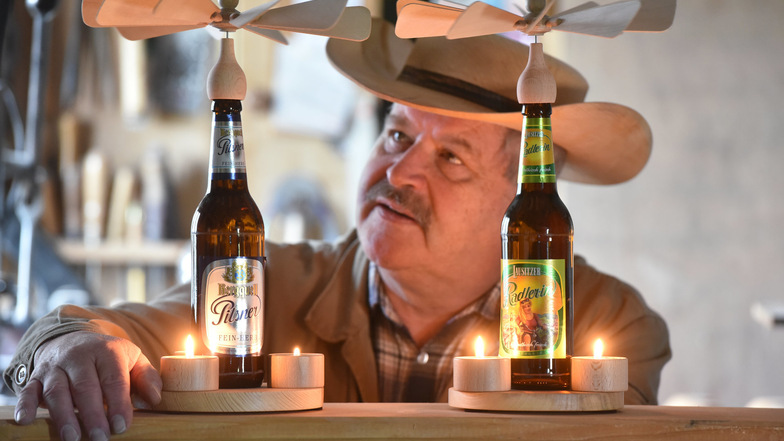 Michael Herwig aus Strahwalde baut Bierpyramiden - und hat jetzt mit der Löbauer Brauerei einen großen Fan gewonnen.