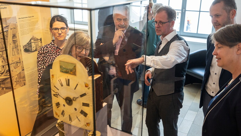 Der Leiter des Uhrenmuseums Dr. Ulf Molzahn (Mitte) zeigt Anne-Kathrin Tylla, Andrea Dombois, Michael Geisler, Sven Gleißberg und Katja Margarethe Mieth (von links) die neue Sonderausstellung.