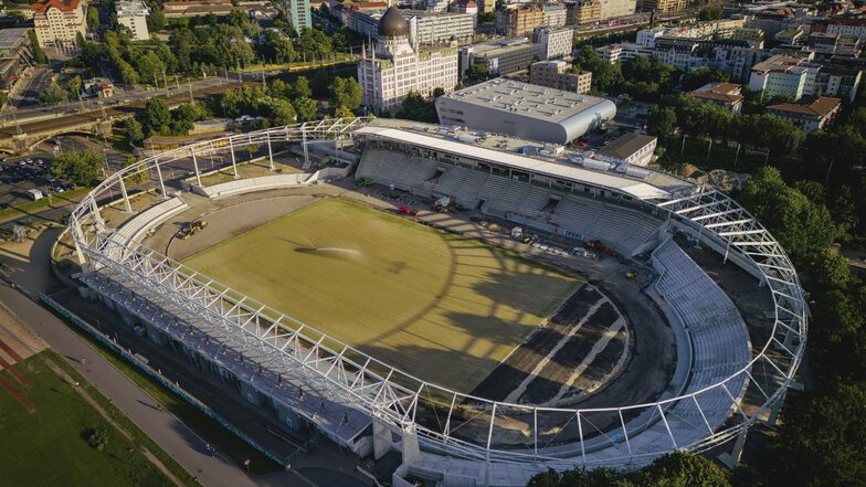 Fast fertig: Für rund 50 Millionen Euro wird das traditionsreiche Heinz-Steyer-Stadion in Dresden seit knapp zweieinhalb Jahren umgebaut und modernisiert. Jetzt steht der Eröffnungstermin fest.