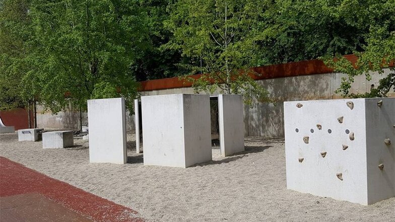Zwischen, an und auf massiven Betonelementen kann in den Setzgärten im Löbauer LaGa-Gelände gespielt werden.