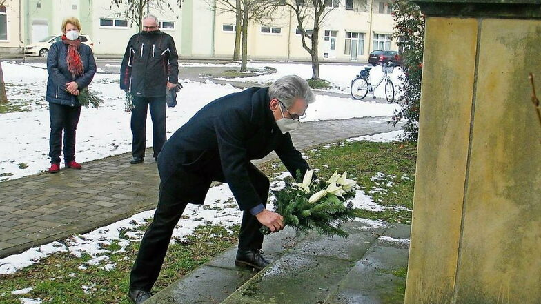 Am Denkmal für die Opfer des Nationalsozialismus legte Weißwassers erster stellvertretender Bürgermeister Hartmut Schirrock gestern für die Stadt ein Blumengebinde nieder.
