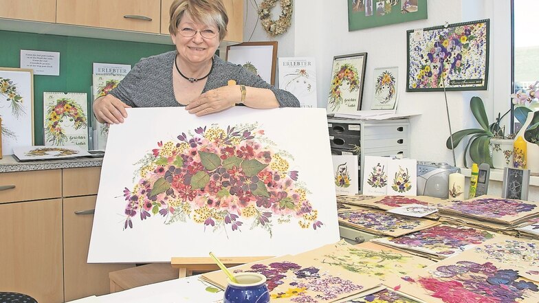 Die Rabenauer Künstlerin Angela Straßberger fertigt Bilder aus Blumen.