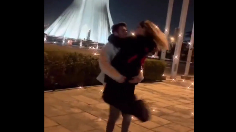 Das Video zeigte die beiden Blogger tanzend und Haghighi ohne Kopftuch vor dem Freiheitsturm in der Hauptstadt Teheran. Beides ist im Iran in der Öffentlichkeit verboten.