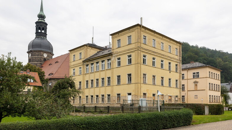 Das ehemalige Gymnasium in Bad Schandau. Die Idee der Heilkundezentrums wird weiter verfolgt.