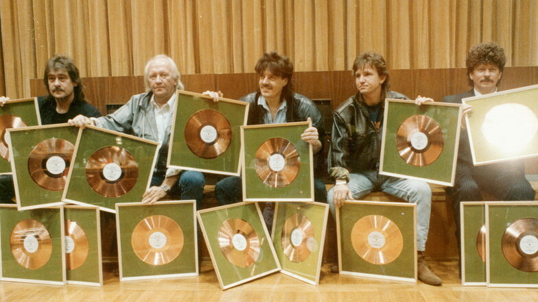 Die Puhdys 1989 mit einer Sammlung ihrer Goldenen Schallplatten. Damals hatte die Band erstmals ihre bevorstehende Auflösung bekannt gegeben.
