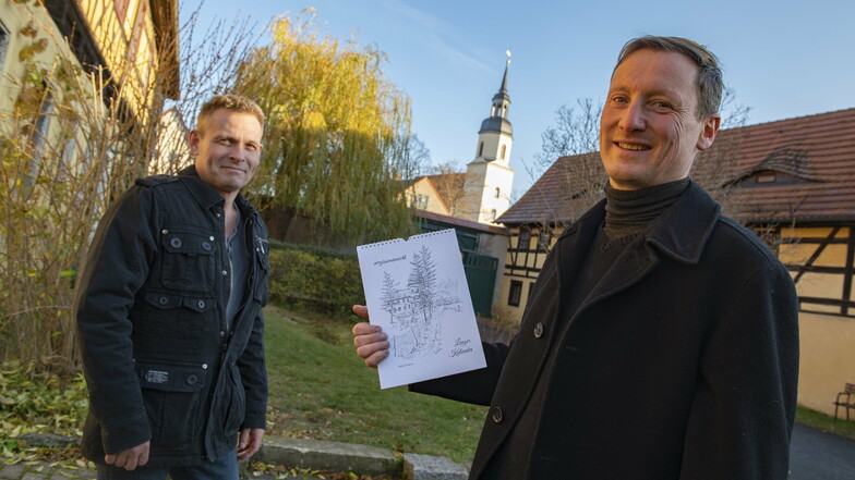 Zeichner Uwe Werner (l.) und Pfarrer Sebastian Zehme (r) mit dem Lenzer Kalender. Es gibt ihn als Jahres- und als Dauerkalender.