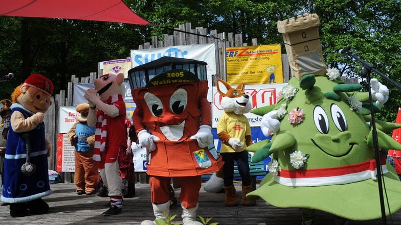 Weißwasser hat sich seinen markanten Wasserturm zum Maskottchen gemacht und die Stadt Kamenz wirbt mit dem Hutberg, also Hut und Berg in einem Maskottchen.