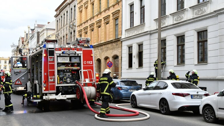 Feuerwehrleute am Ort des Geschehens in der Görlitzer Innenstadt.