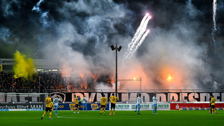 Die Fans von Dynamo feuern Pyrotechnik ab, während die Spieler einem Rückstand hinterherlaufen.