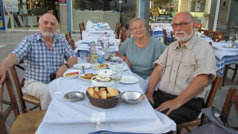 Inga Arnold-Geierhos mit ihrem Ehemann Wolfgang Geierhos (r.) und dem Historiker Dimitrios Benekos im Hafen von Volos, Griechenland.