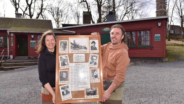 Melanie und Marco Klein, die Wirtsleute von der Geisingbergbaude, bewahren die Tafel mit den einstigen Baudenchefs auf.
