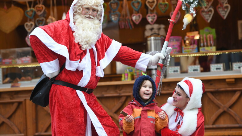 Beim langen Einkaufssonnabend in der Zittauer Innenstadt hatten auch die Kinder ihre Freude. Der Weihnachtsmann mit seiner Frau Susanne und Wolfgang Wauer hatten kleine Überraschungen für sie.